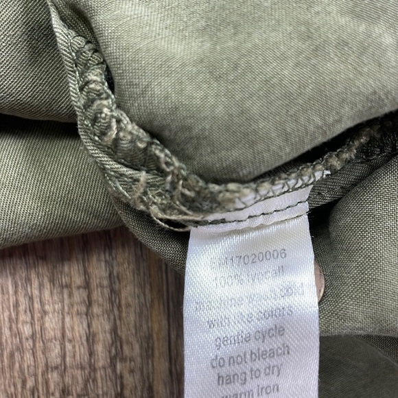Emberley Women’s Sage Green Sleeveless Collared Button Down Blouse, size small - Picture 7 of 9
